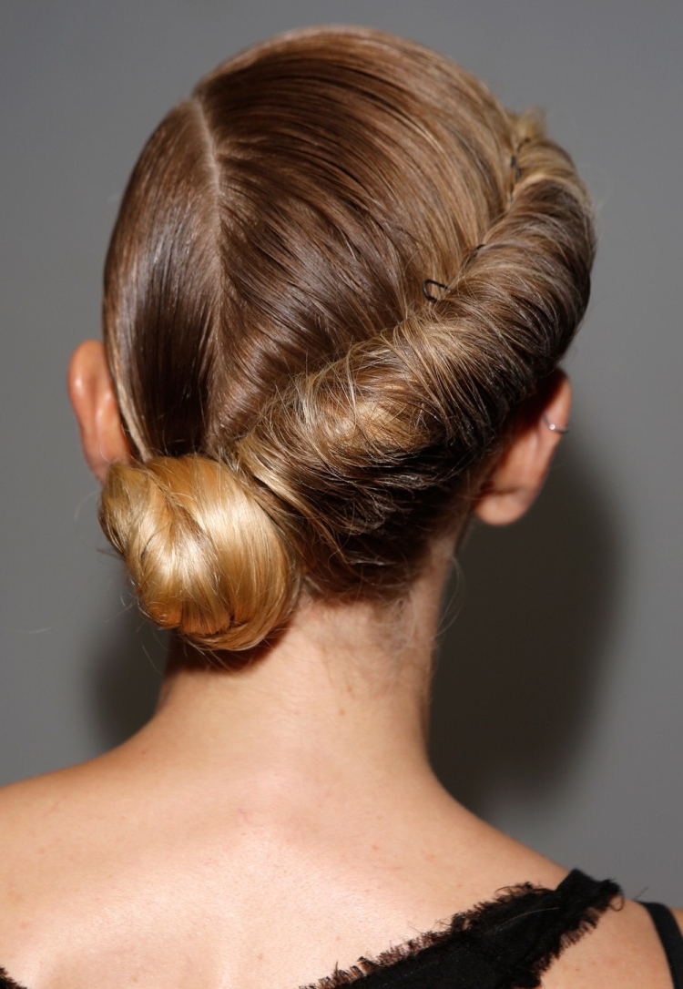 Comment faire une mèche de cheveux avec un élastique