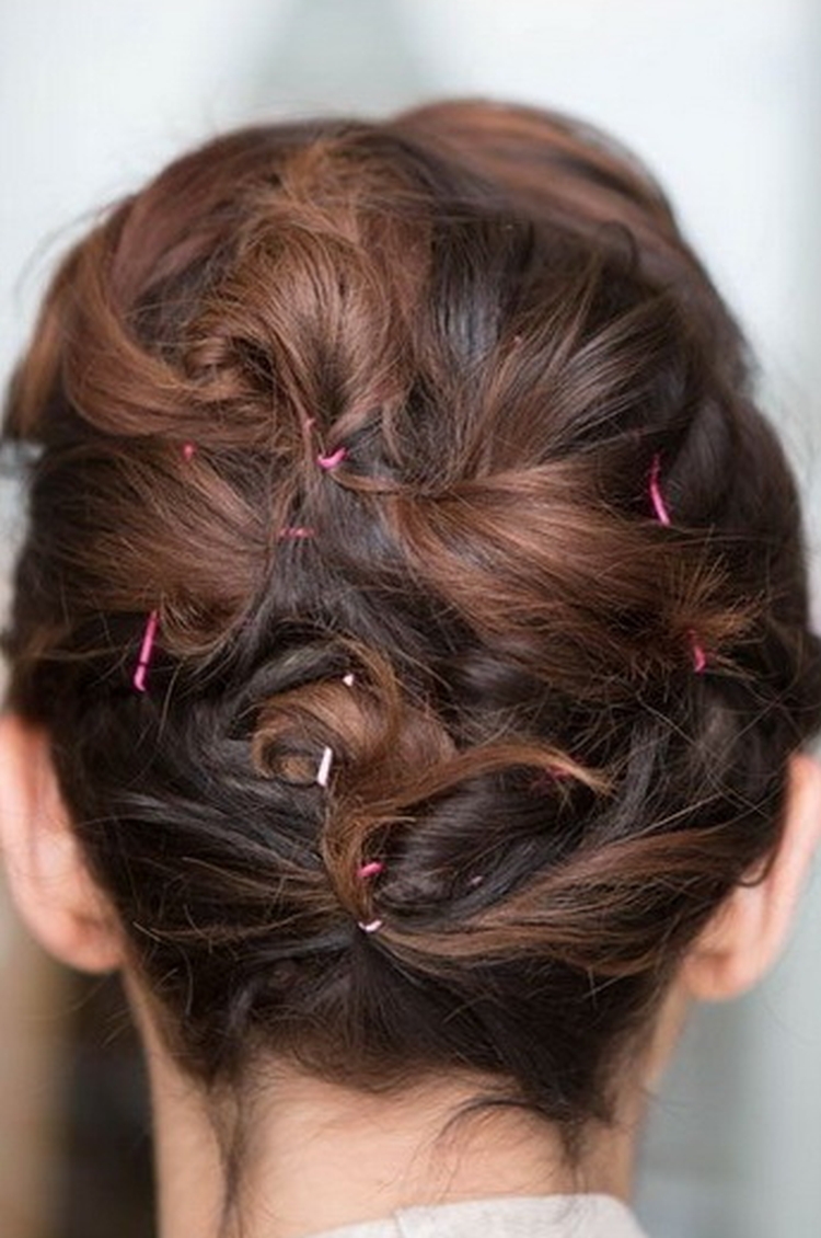 Coiffage du soir pour cheveux courts