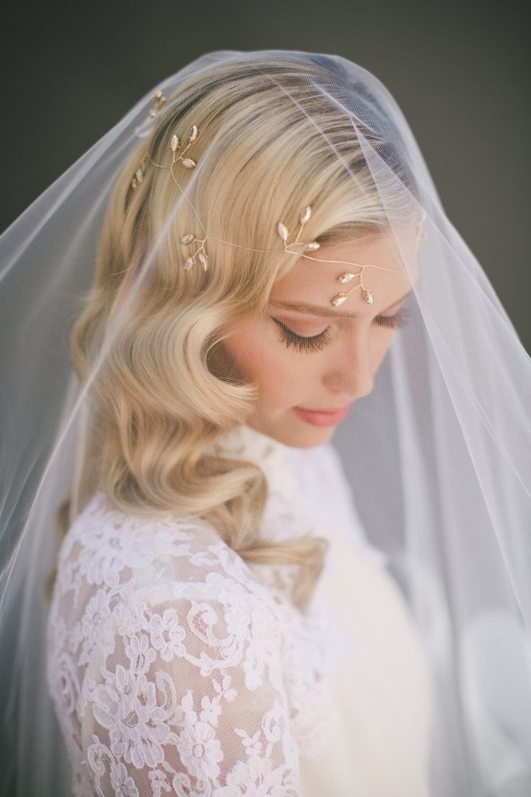 Coiffures de mariage pour cheveux mi-longs avec un voile avec une frange