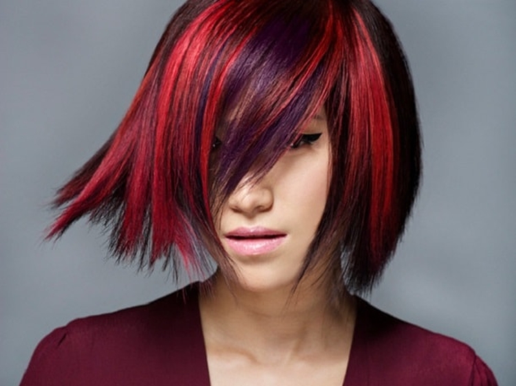 Coloration complexe des cheveux pour les brunes photo