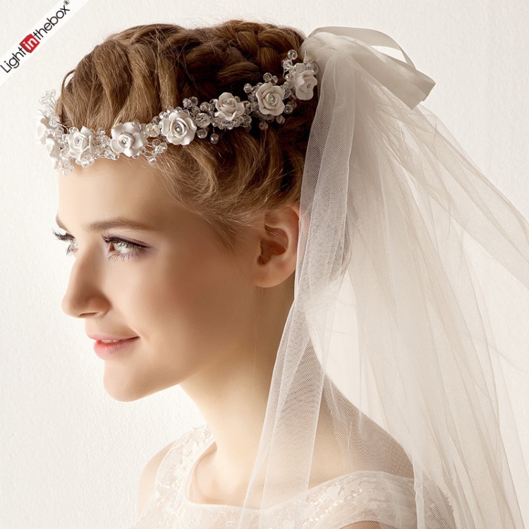 Coiffures de mariage pour cheveux mi-longs avec un voile avec une frange