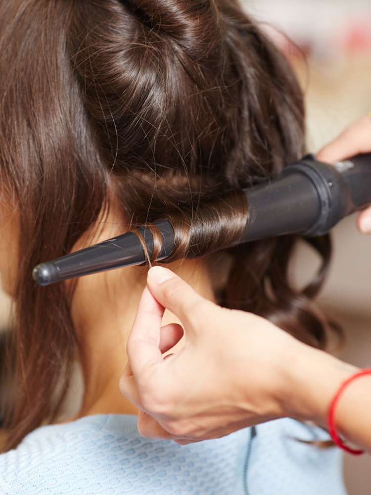 Coiffure avec boucles pour cheveux mi-longs