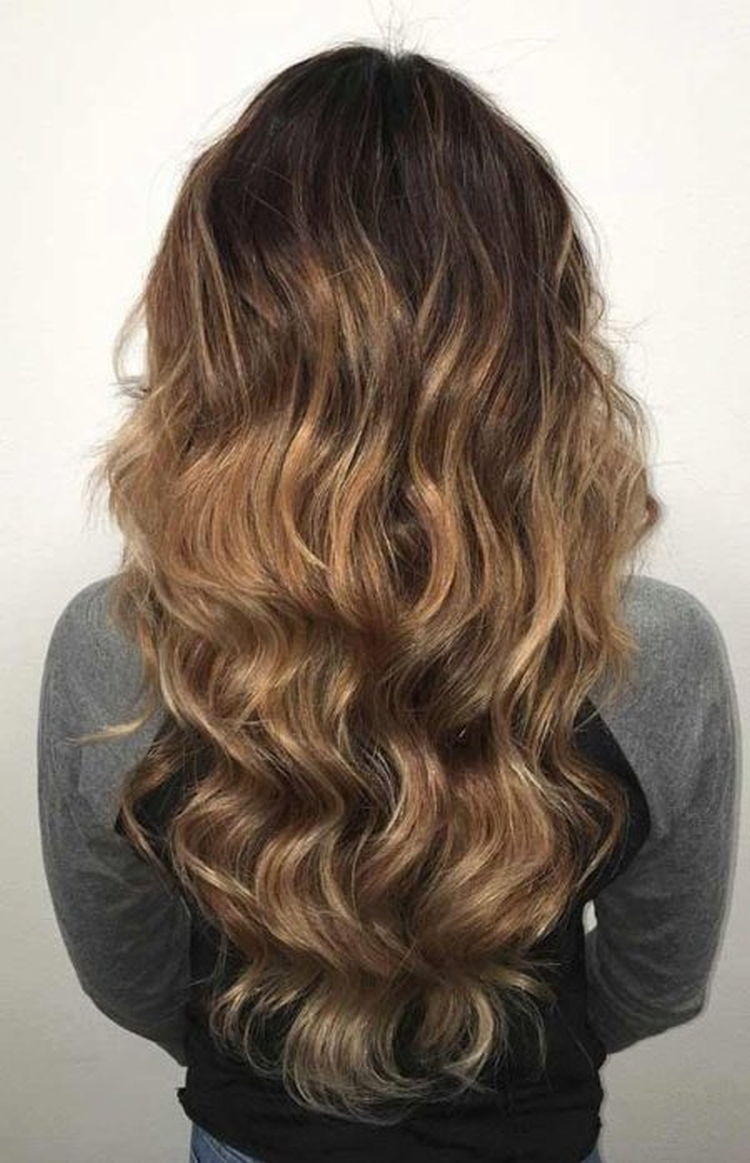 Coloration complexe des cheveux pour les brunes photo