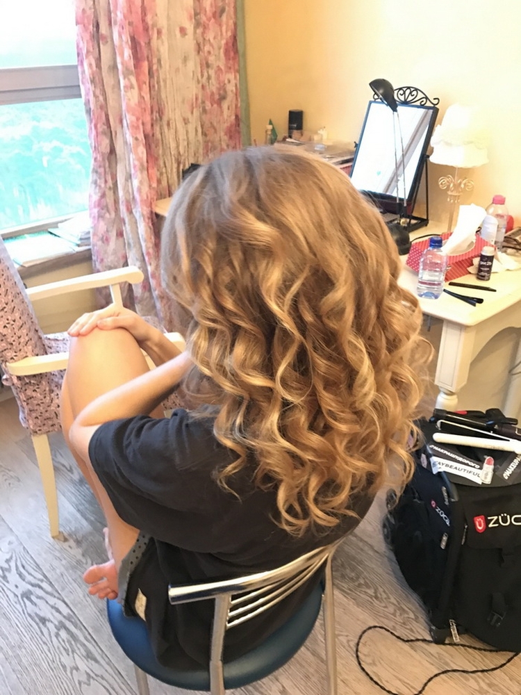 Coiffure avec boucles pour cheveux mi-longs