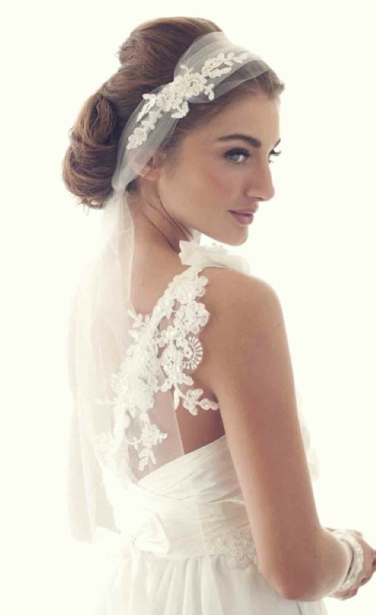 Coiffures de mariage pour cheveux mi-longs avec un voile avec une frange