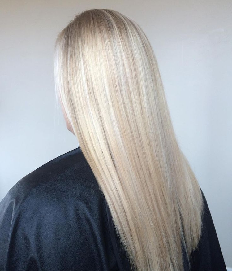 Coiffures de mariage pour cheveux mi-longs avec un voile avec une frange
