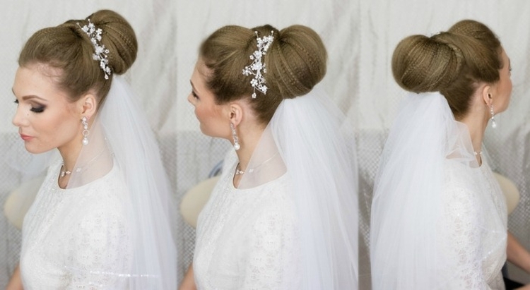 Coiffures de mariage pour cheveux mi-longs avec un voile avec une frange