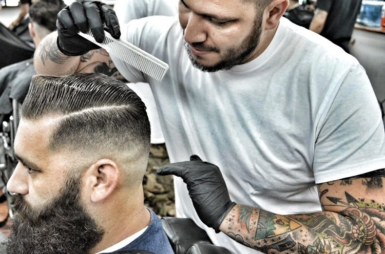 Coiffures pour hommes aux cheveux courts