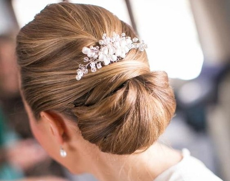 Coiffures de mariage pour cheveux mi-longs avec un voile avec une frange