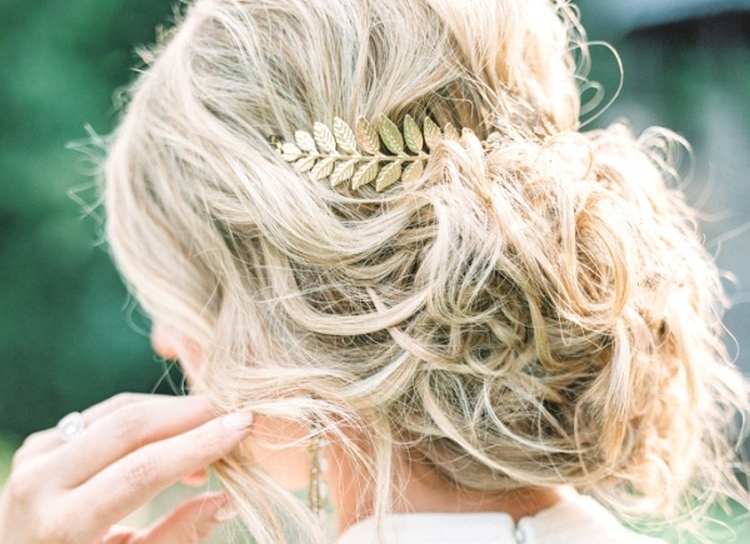 Coiffures de mariage pour cheveux mi-longs avec un voile avec une frange