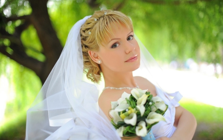 Coiffures de mariage pour cheveux mi-longs avec un voile avec une frange