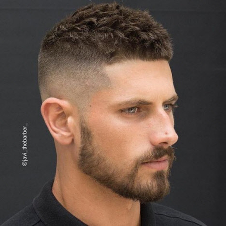 Coiffures pour hommes aux cheveux courts