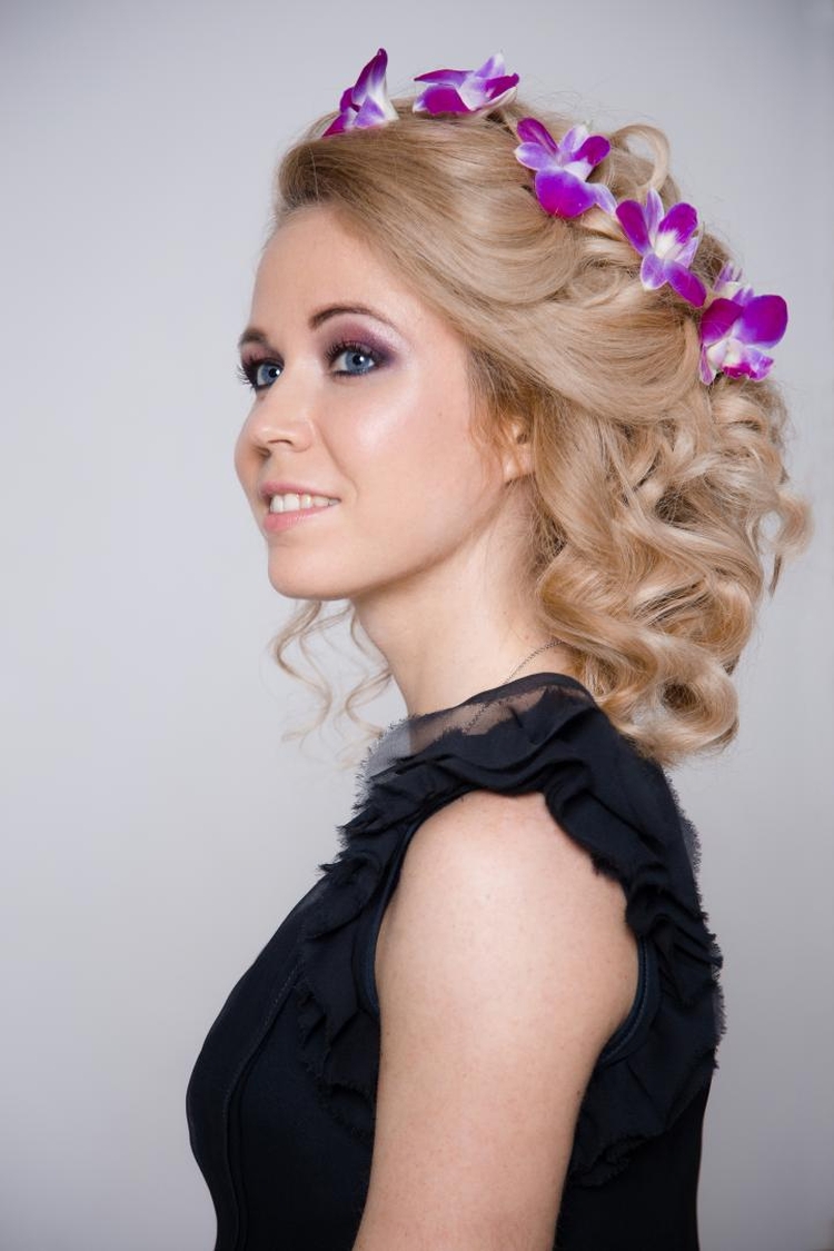 Coiffure avec boucles pour cheveux mi-longs
