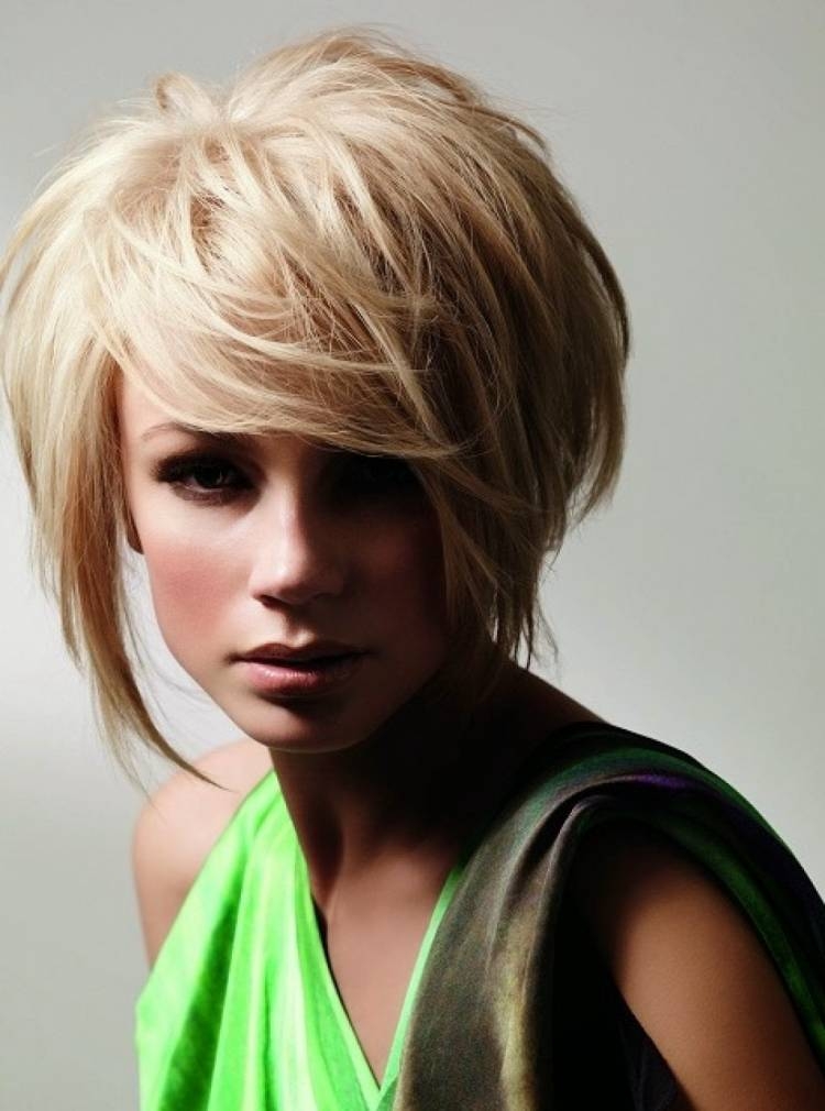 Coupe de cheveux pour cheveux courts avec une frange