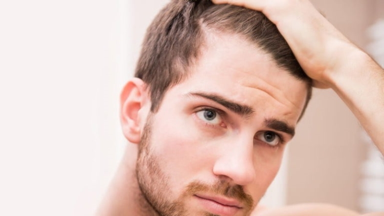 Coiffures pour hommes aux cheveux courts
