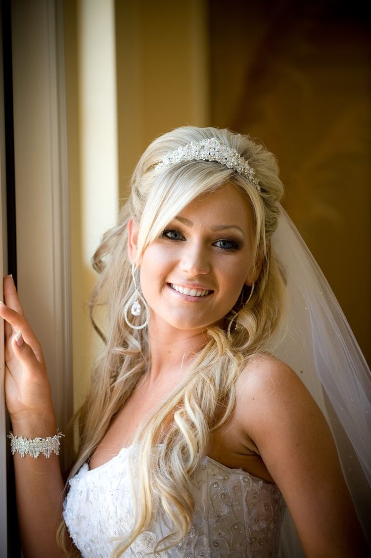 Coiffures de mariage pour cheveux mi-longs avec un voile avec une frange