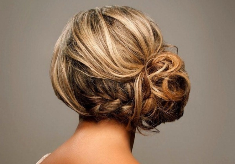 Coiffures de mariage pour cheveux mi-longs avec un voile avec une frange