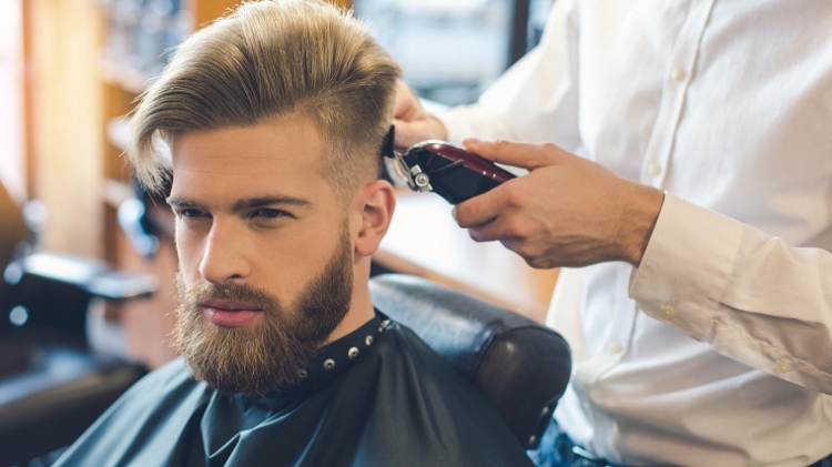 Coiffures pour hommes aux cheveux courts
