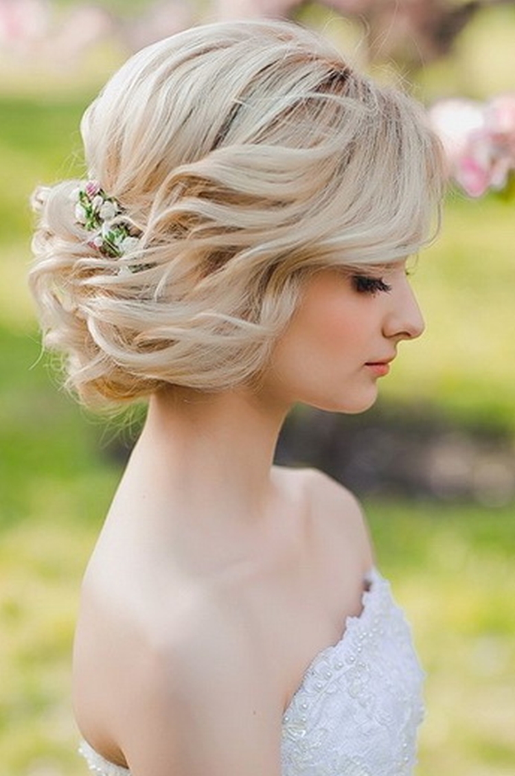 Coiffage du soir pour cheveux courts