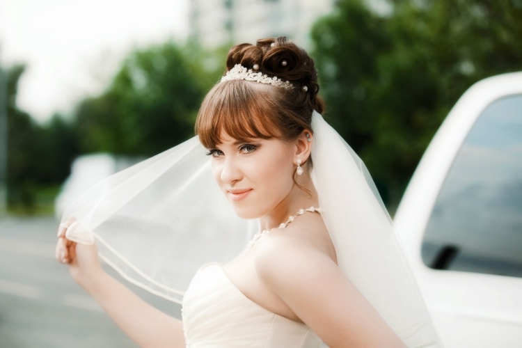 Coiffures de mariage pour cheveux mi-longs avec un voile avec une frange