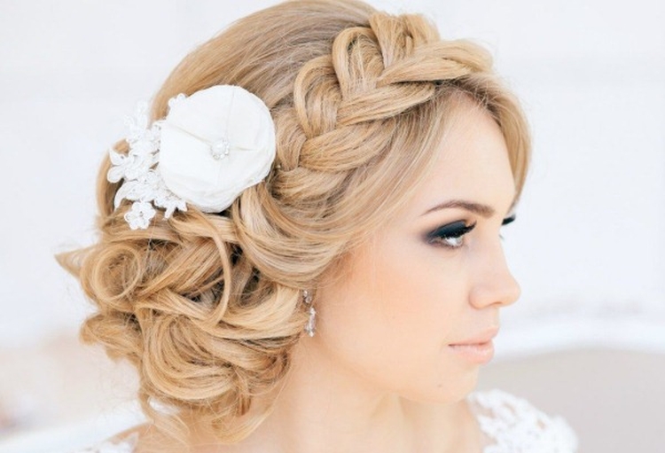 Coiffures de mariage pour cheveux mi-longs avec un voile avec une frange