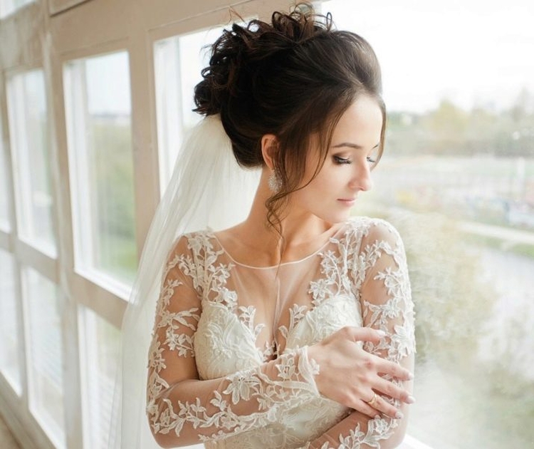 Coiffures de mariage pour cheveux mi-longs avec un voile avec une frange