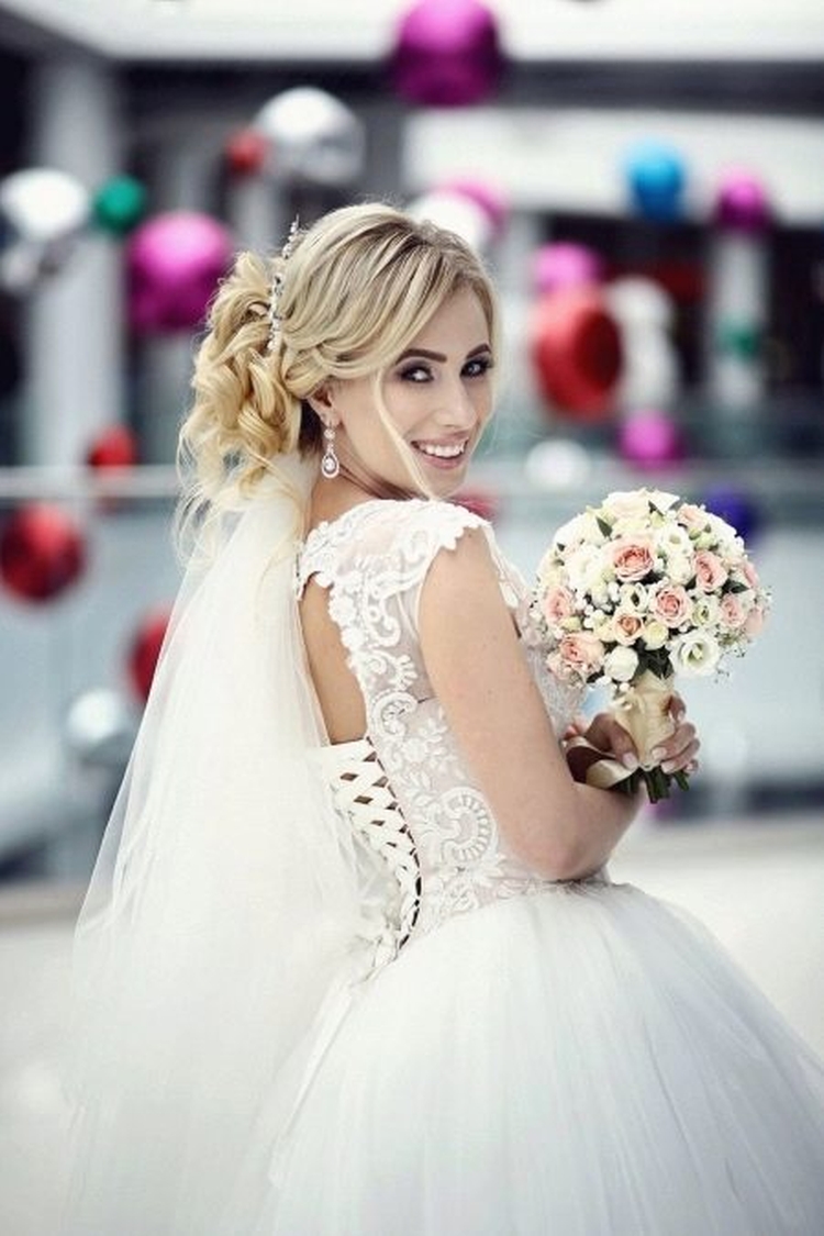 Coiffures de mariage pour cheveux mi-longs avec un voile avec une frange