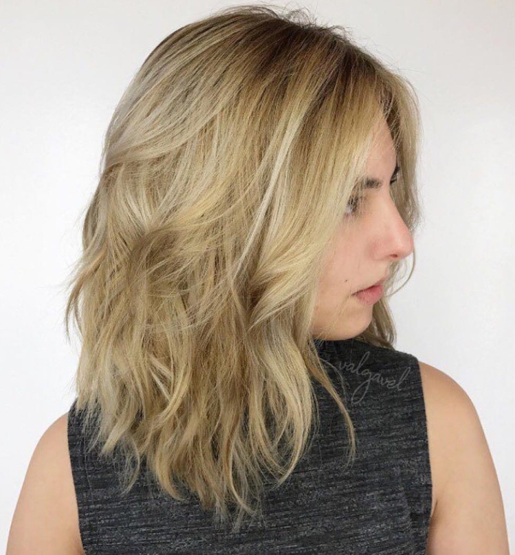 Coupe de cheveux pour cheveux mi-longs sans frange