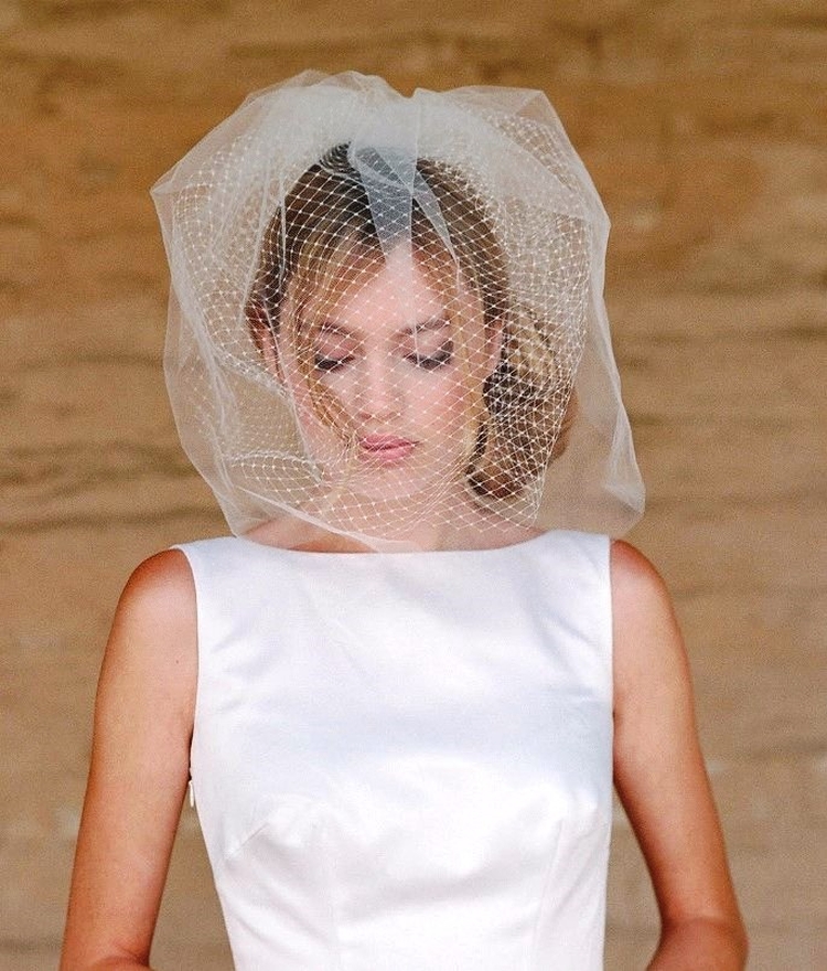Coiffures de mariage pour cheveux mi-longs avec un voile avec une frange