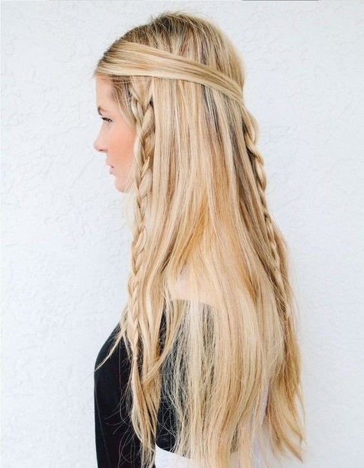 Coiffures légères aux cheveux dénoués