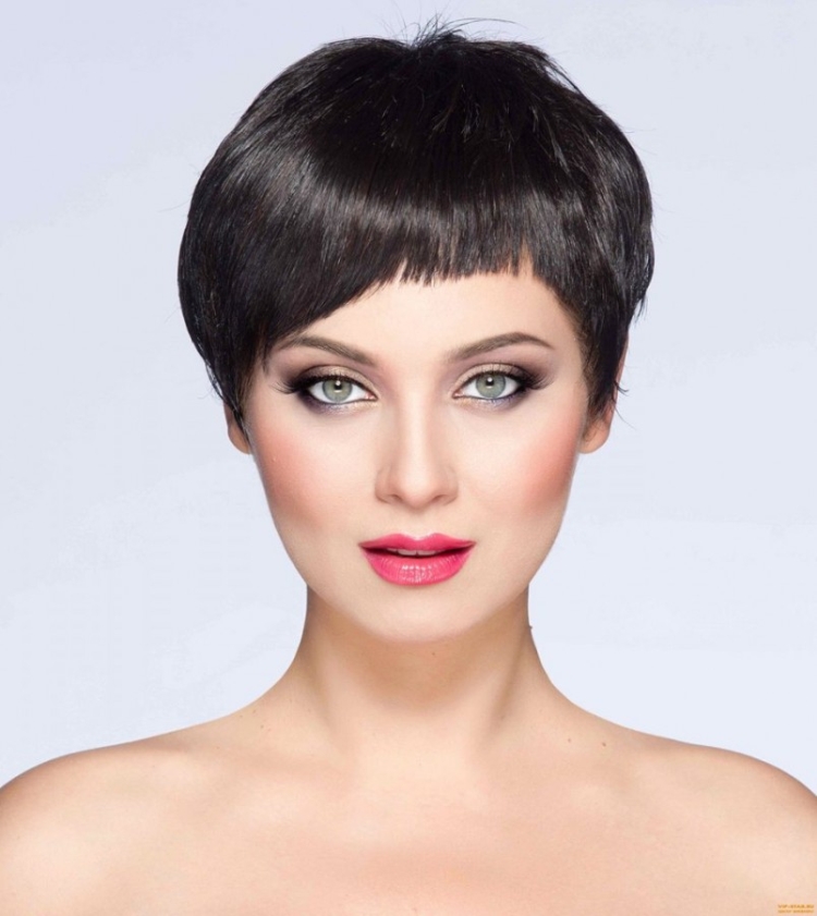 Coupe de cheveux pour cheveux courts avec une frange