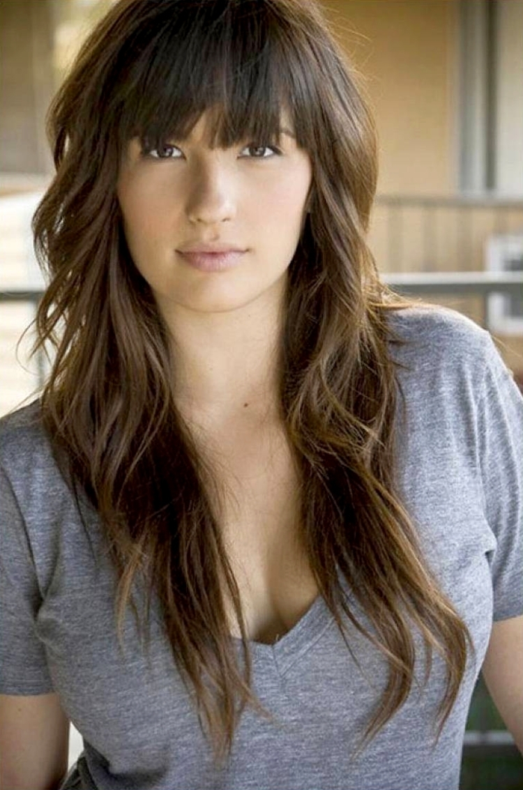Coupe de cheveux pour cheveux longs avec une frange