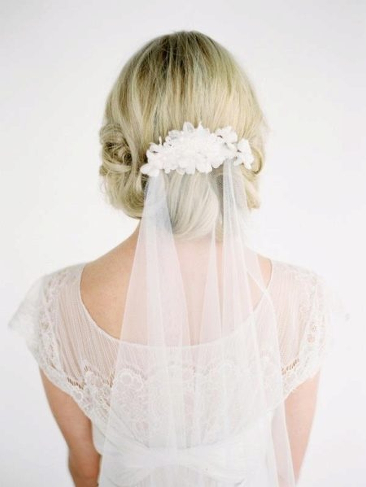 Coiffures de mariage pour cheveux mi-longs avec un voile avec une frange