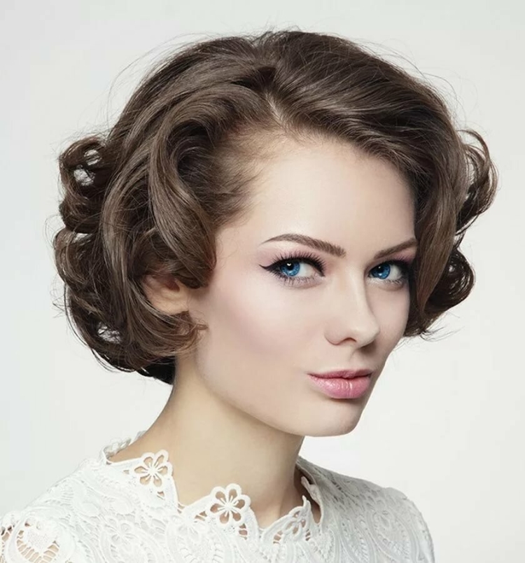 Coiffage du soir pour cheveux courts