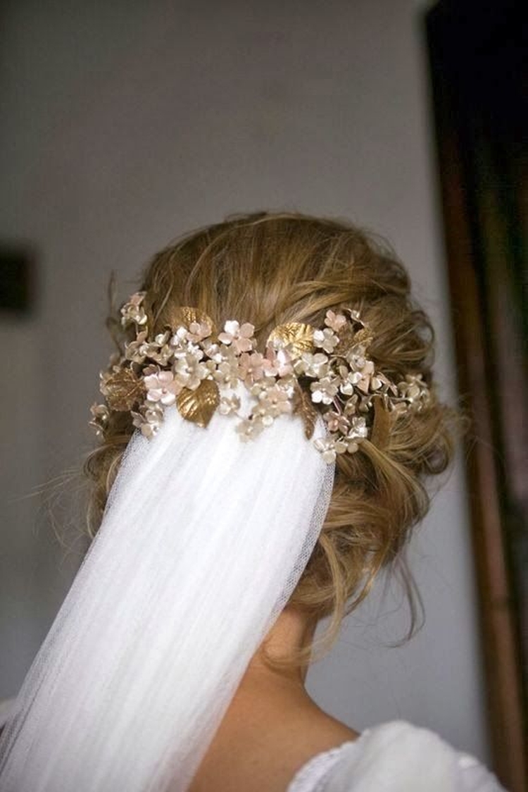Coiffures de mariage pour cheveux mi-longs avec un voile avec une frange