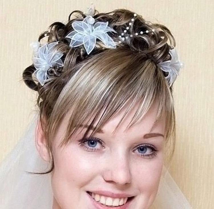 Coiffures de mariage pour cheveux mi-longs avec un voile avec une frange