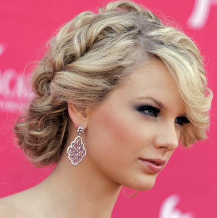 Coiffage du soir pour cheveux courts