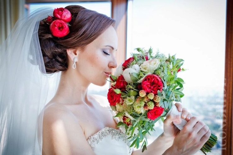Coiffures de mariage pour cheveux mi-longs avec un voile avec une frange