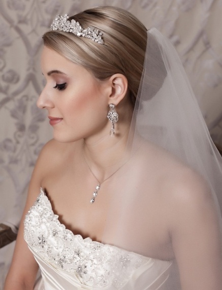 Coiffures de mariage pour cheveux mi-longs avec un voile avec une frange