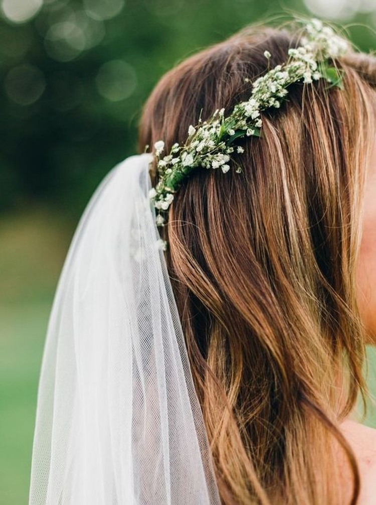 Coiffures de mariage pour cheveux mi-longs avec un voile avec une frange
