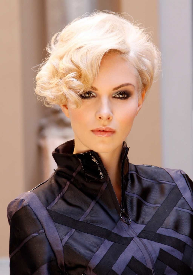 Coiffage du soir pour cheveux courts