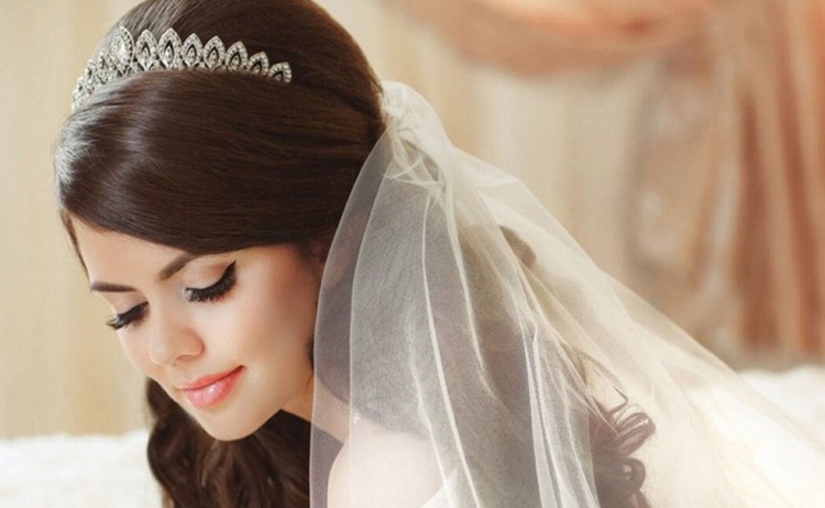 Coiffures de mariage pour cheveux mi-longs avec un voile avec une frange