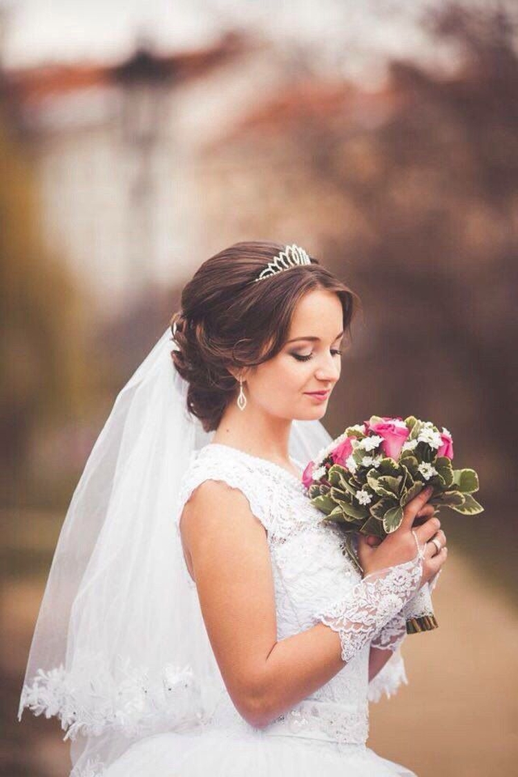 Coiffures de mariage pour cheveux mi-longs avec un voile avec une frange