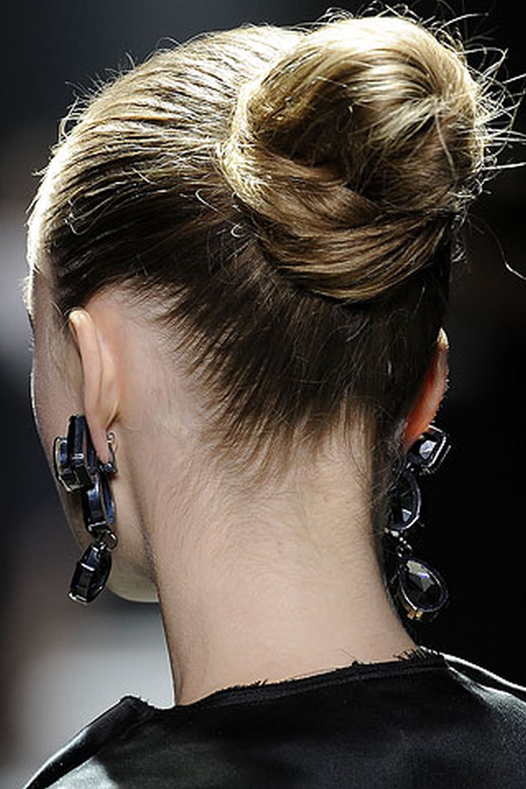 Comment faire une mèche de cheveux avec un élastique
