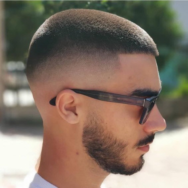 Coiffures pour hommes aux cheveux courts