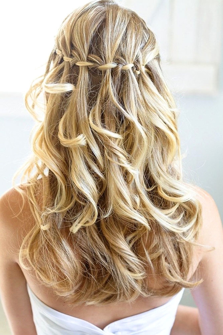 Coiffures légères aux cheveux dénoués