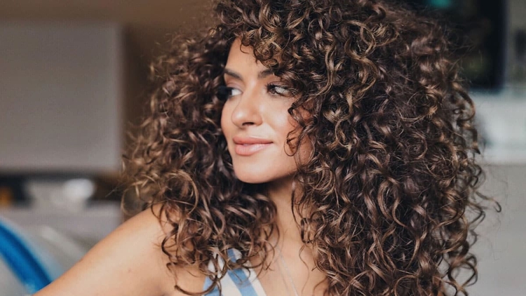 Coiffure avec boucles pour cheveux mi-longs