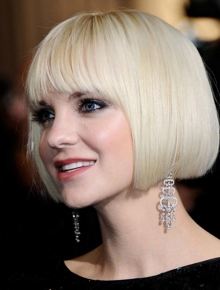 Coupe de cheveux pour cheveux courts avec une frange