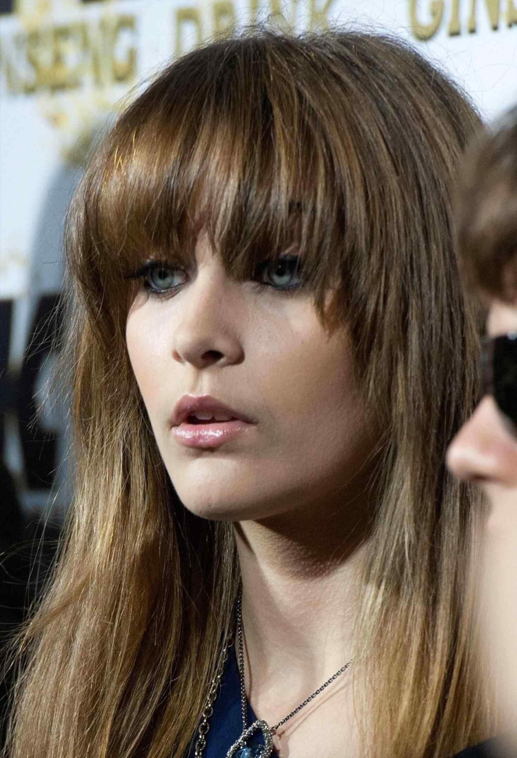 Coupe de cheveux pour cheveux longs avec une frange