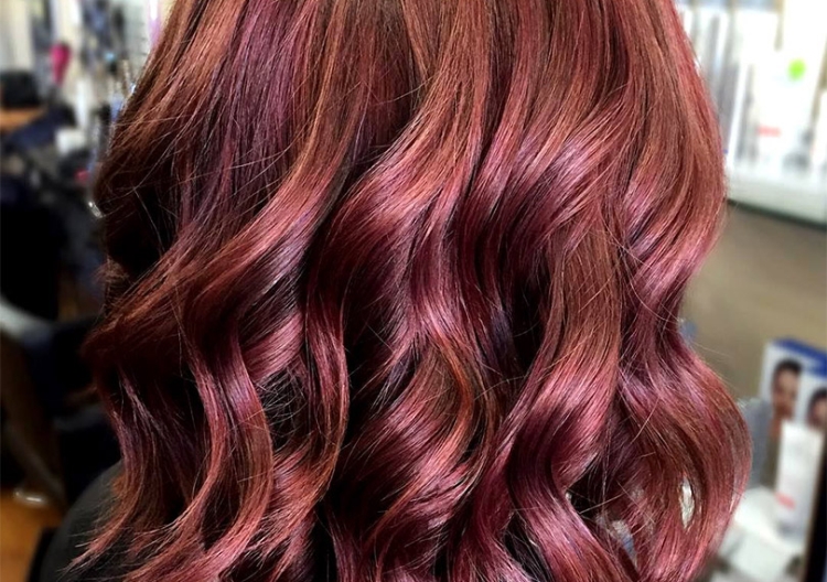 Coloration complexe des cheveux pour les brunes photo